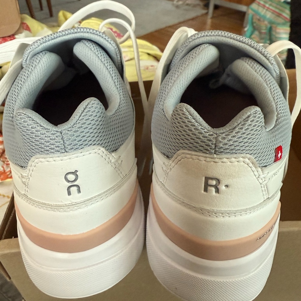 Women's On The Roger Advantage 2 White Rosehip Tennis Shoes Sneakers NWOB 9.5 - Picture 4 of 6